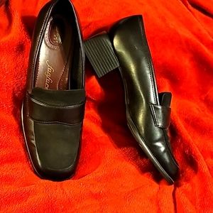 PRISTINE FANFARES Tuxedo Block Heel Comfort Loafer Faux Suede Detail very y2k